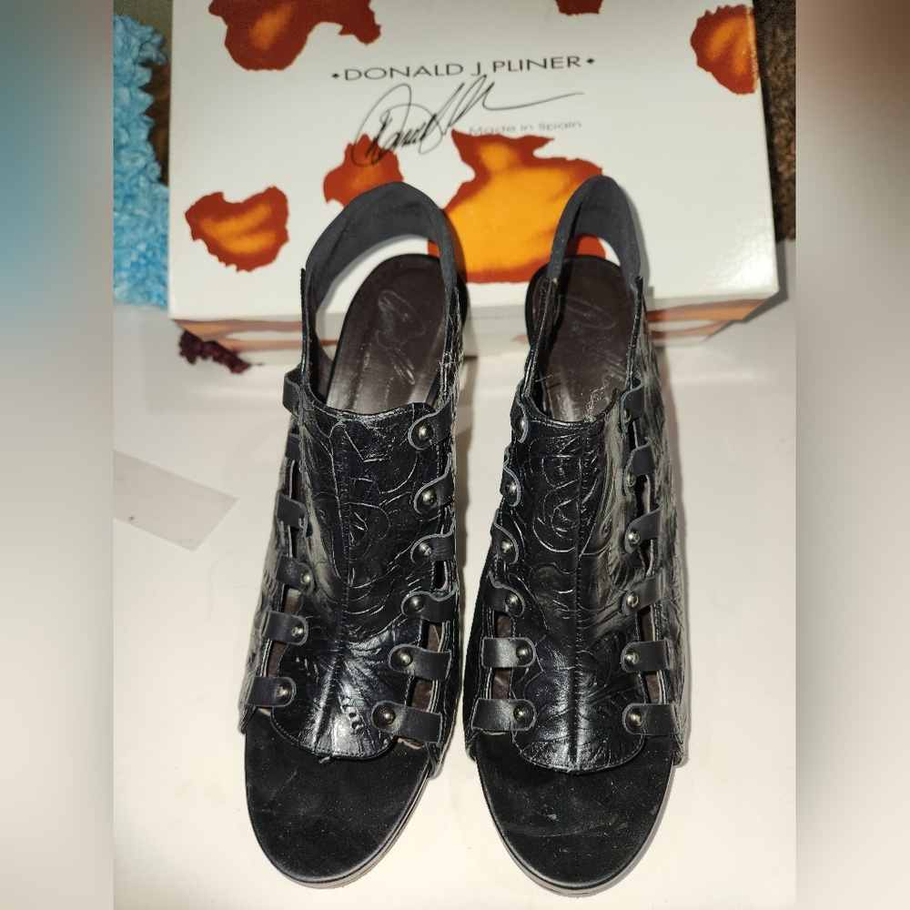 DONALD J. PLINER ROSETTE BLACK/ BABY CALF HEELS ss 9.5